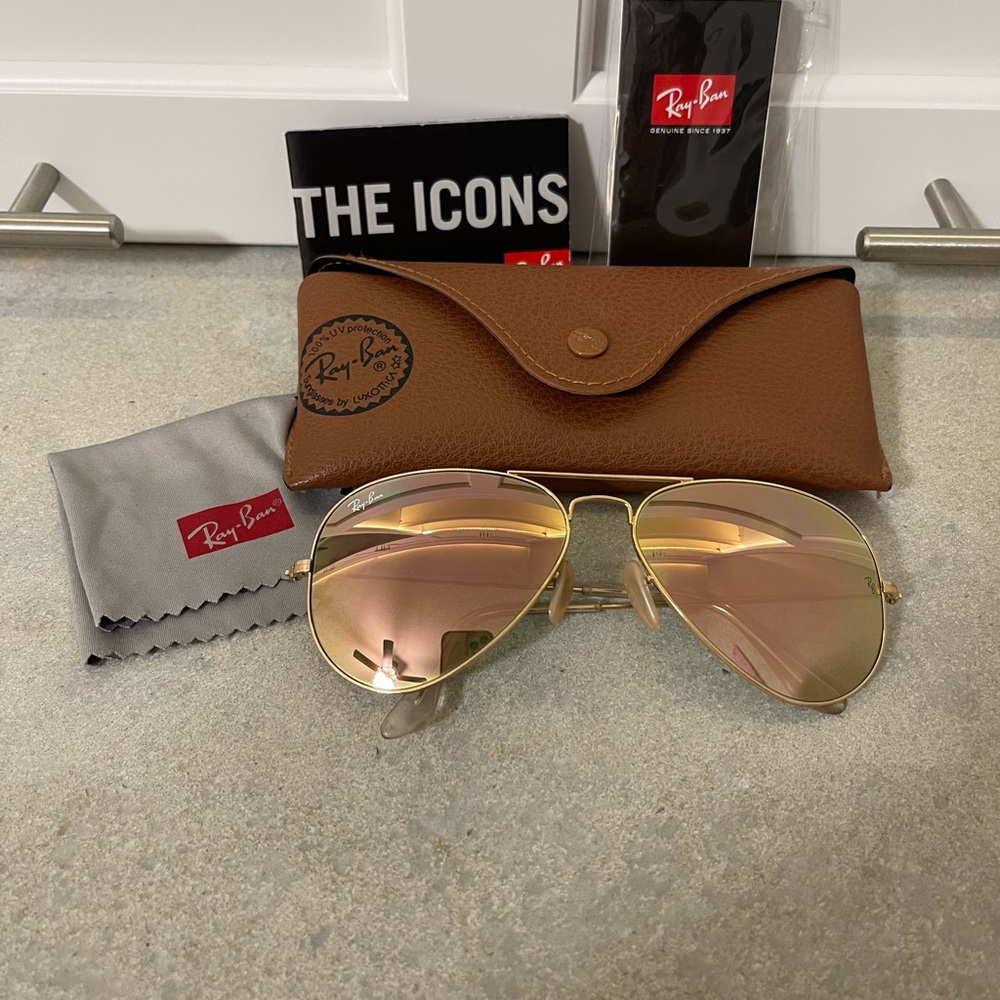 Ray-Ban Gold Aviator Sunglasses with Pink Lenses